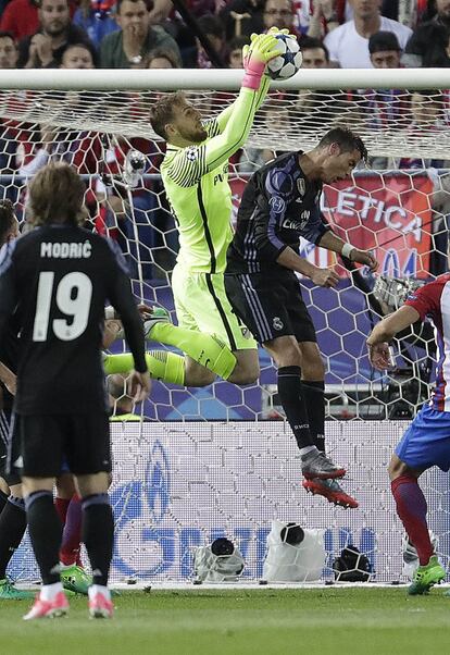 El portero del Atlético de Madrid Jan Oblak para el balón.