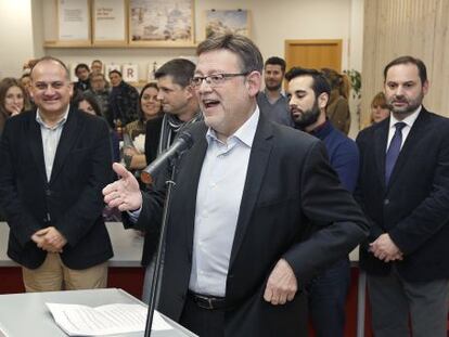 El secretario general del PSPV, Ximo Puig, durante la inauguraci&oacute;n de la oficina del candidato.