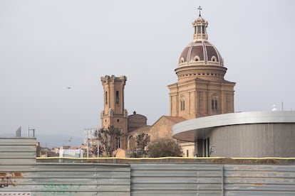El nuevo perfil de la estación de Rodalies de Sant Andreu, en Barcelona, que reemplazará a la antigua, con la característica silueta de la iglesia de Sant Andreu del Palomar al fondo.