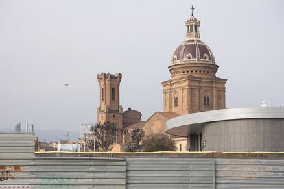 El nuevo perfil de la estación de Rodalies de Sant Andreu, en Barcelona, que reemplazará a la antigua, con la característica silueta de la iglesia de Sant Andreu del Palomar al fondo.