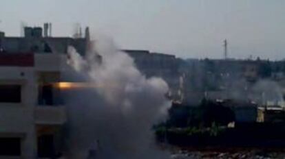Captura de un vídeo que muestra el supuesto bombardeo de un edificio en el barrio de Bab Amro, en Homs.