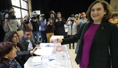 Ada Colau votant al centre cívic La Sedeta de Barcelona.