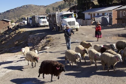 Los convoyes de Las Bambas cruzan también varias aldeas, como la de Pisaccasa (en la imagen), cuyos vecinos reclaman no solo por el polvo que inunda sus casas, sino también por el ruido que producen al pasar, incluso en horas de la noche, y por las vibraciones, que hacen vibrar sus casas y está provocando incluso que algunas se estén resquebrajando. “Algunos de nosotros ya estamos mal de audición”, asegura uno de los habitantes de este pueblo.