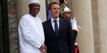 El presidente francés, Emmanuel Macron, recibe en París a su homólogo chadiano, Idriss Déby, el pasado 29 de mayo.