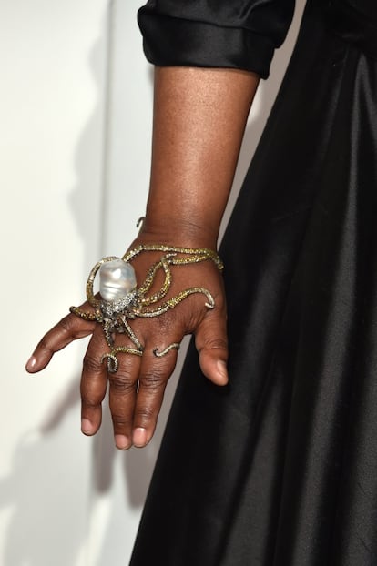 Detalhe da jóia de Whoopi Goldberg.