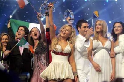 Los representantes de Irlanda y Ucrania celebran la calificación para la final de Eurovisión.