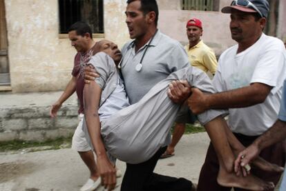 Los doctores llevan al disidente cubano Guillermo Fariñas al hospital tras sufrir un nuevo desmayo.