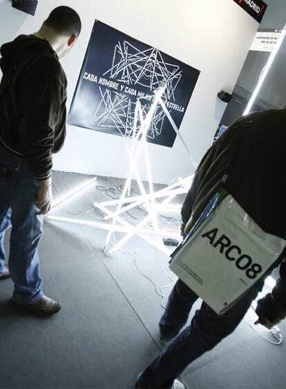 Dos asistentes a la feria de arte contemporáneo en Madrid, Arco