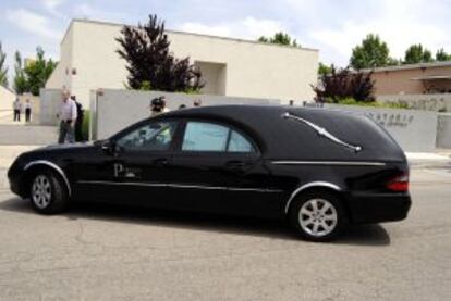 El coche fúnebre con los restos mortales de Isabel, a su llegada al Tanatorio de Campo de Criptana.