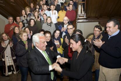 José Luis Baltar se despide de los trabajadores de la Diputación de Ourense tras su último pleno como presidente.