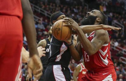 Beal bloquea un tiro de Harden.