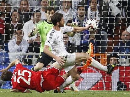 Xabi evita el remate de Müller ante Casillas. 