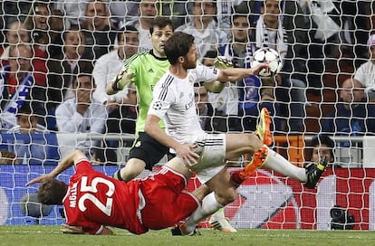 Xabi evita el remate de Müller ante Casillas.