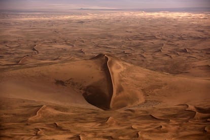 Duna en el desierto de Gobi, Mongolia.