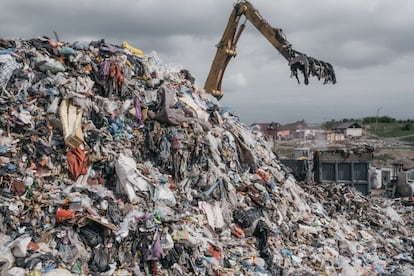 No aterro são depositados diariamente 35.000 metros cúbicos de lixo, e a comunidade coleta garrafas e lençóis de plástico, sucata de metal, madeira e tudo o que pode ser reutilizado, consertado ou reciclado.