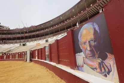 Una imagen de Picasso, en la barrera de la plaza de toros de Málaga.