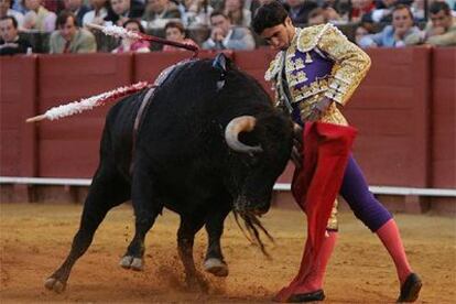 El diestro Rivera Ordóñez, en el sexto toro, al que cortó dos orejas.