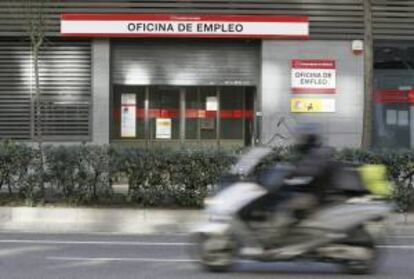 En la imagen, una oficina de empleo en el Paseo de las Acacias de Madrid. EFE/Paco Campos