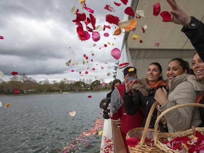 Unas gitanas tiran pétalos al agua en el Día Internacional del Pueblo Gitano.