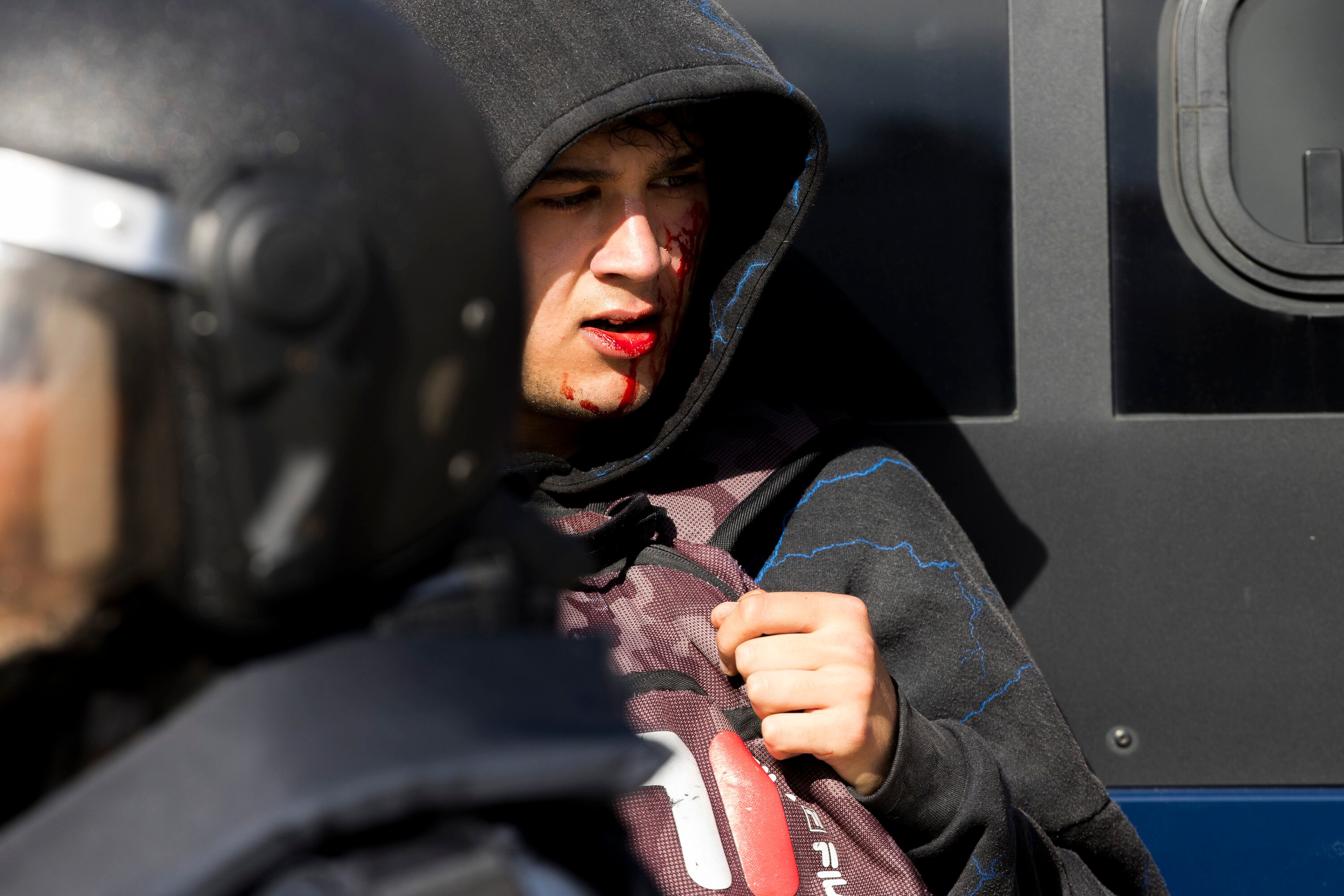 Un joven con sangre en la cara tras las cargas policiales, este miércoles en la Plaza de María Pita de A Coruña.