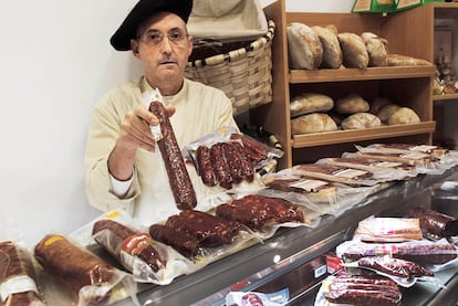 Xon Quinteiro, vendedor de productos autctonos en el casco histrico de Santiago, tras el mostrador de embutidos gallegos.