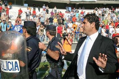 El entrenador del Málaga, Manolo Hierro, escoltado por la policía tras el partido ante el Racing.