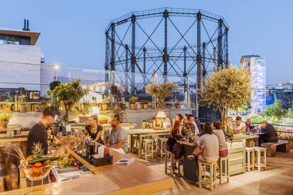 Terraza de un bar en el animado barrio de Gazi, en Atenas.