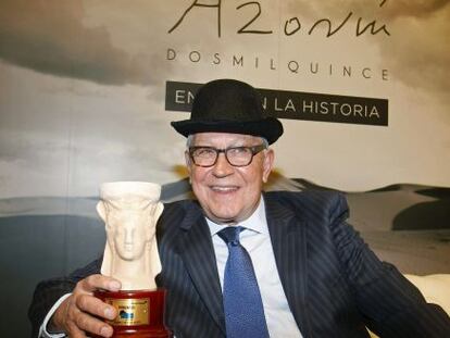 El escritor Fernando Delgado con el premio Azor&iacute;n de novela. 