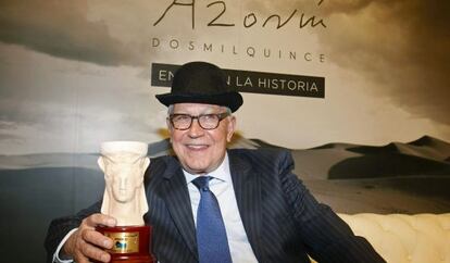 El escritor Fernando Delgado con el premio Azor&iacute;n de novela. 