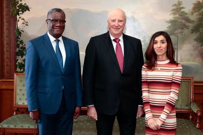 El rey Harald V de Noruega posa junto al médico congoleño Denis Mukwege y la iraquí Nadia Murad, laureados con el Premio Nobel de la Paz 2018 por combatir el uso de la violencia sexual como arma de guerra y en conflictos armados.