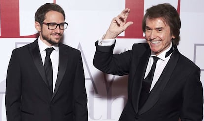 Manuel Martos y su padre, el cantante Raphael, en el aniversario de la revista 'ELLE' en Madrid en 2016.