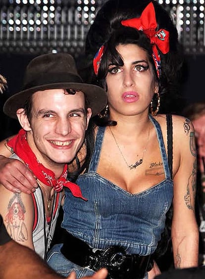 Amy Winehouse ha asegurado queno permitirá a su marido, Blake Fielder Civil, seguir adelante con la  demanda de divorcio contra ella. El productor inició los trámites para separarse de la artista británica después de que apareciesen en la prensa unas fotografías en las que ella salía con el actor Josh Browman en una actitud cariñosa en la isla caribeña de Santa Lucía. Winehouse ha señalado que "Blake es la versión masculina" de ella misma, y que por ello son "perfectos el uno para el otro"