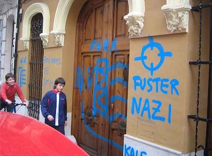 Pintadas en la fachada de la casa de Joan Fuster en Sueca realizadas la noche del viernes al sábado.