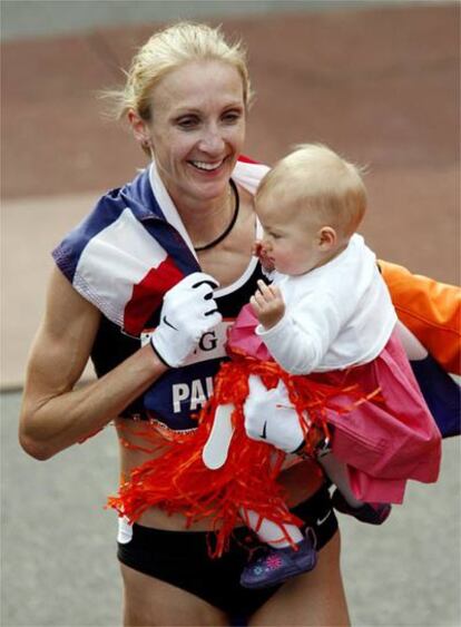 Paula Radcliffe con su hija, tras ganar el maratón de Nueva York