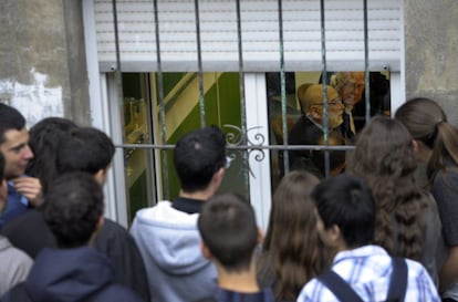 Un grupo de alumnos miran por una ventada de la facultad de ciencias de Oviedo durante la charla de los dos premio Nobel de Física y príncipe de Asturias de Investigación Científica, Peter Higgs –que dio nombre al bosón-, y François Englert.