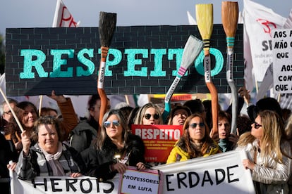 Concentración de profesores a las puertas del Ministerio de Educación de Portugal el 20 de enero.