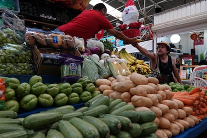 Un cliente compra fruta en un mercado en Ciudad de Mxico, en agosto pasado.