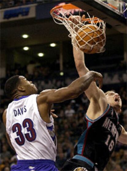 Gasol machaca el aro pese a la falta personal de Antonio Davis.