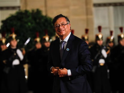 El presidente de Colombia, Gustavo Petro, llega a la cena de clausura del Foro de la Paz en el Palacio del Elíseo en París, el 11 de noviembre de 2022.