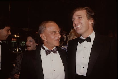 Roy Cohn y Donald Trump durante la inauguración de la Torre Trump en Nueva York, en octubre de 1983.