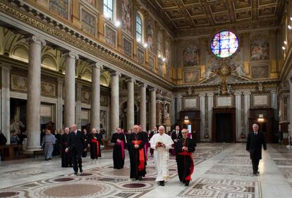 El papa Francisco en el interior de la basílica de Santa María la Mayor de Roma, en su primer día como pontífice.