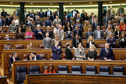 Los diputados del PP, con su portavoz Miguel Tellado a la cabeza, protestan en el pleno del Congreso de este jueves.