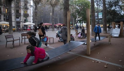 Niños jugando en el nuevo parque infantil de la Rambla del Raval de Barcelona, este viernes. 