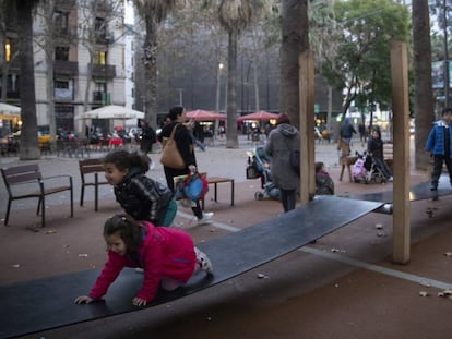 Niños jugando en el nuevo parque infantil de la Rambla del Raval de Barcelona, este viernes. 