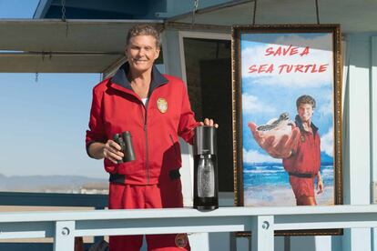 La compañía, fiel a su compromiso con el medioambiente, rinde homenaje a 'Los vigilantes de la playa' con una campaña protagonizada por el actor, que interpreta, en clave de humor, a un socorrista que salvará miles de tortugas.