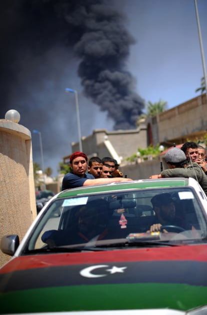 Un grupo de rebeldes libios se dirige al aeropuerto de Misrata para repeler un ataque del Gobierno.