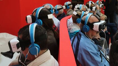 Un grupo de personas con las gafas de realidad virtual en la exposici&oacute;n del 40 aniversario de EL PA&Iacute;S.