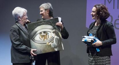 Milagros Pérez Oliva recibe el premio Margarita Rivière de la mano de la periodista Teresa Rubio.