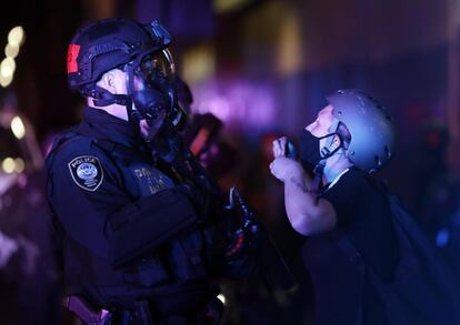 Portland es escenario de la muy controvertida represión de los agentes federales ordenada por Trump, que no cuenta con el apoyo de los funcionarios locales. En la imagen, un manifestante grita a un agente antidisturbios, en las protestas de Portland.