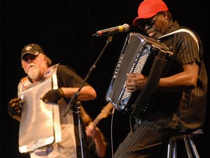 El cantante y acordeonista Clayton Joseph Chenier, junto a un percusionista durante su actuación en el teatro Conde Duque.